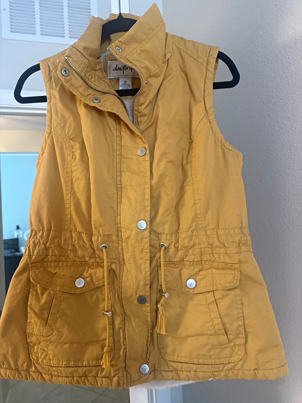 Daytrip Women's mustard Vest Sherpa Lined Full Zip Sleeveless M missing hood